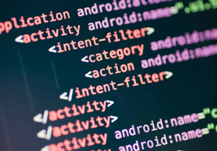 Fragment kodu XML, który może pomóc zrozumieć, jak otworzyć plik XML. Widać tagi <activity>, <intent-filter> i <category>.