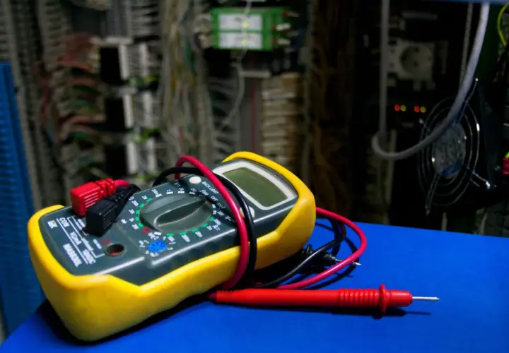 Miernik elektryczny jak podłączyć kable - uniknij błędów i uszkodzeń