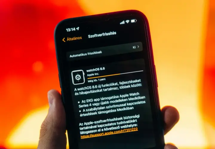 Na ekranie telefonu widać aktualizację watchOS 8.6. Sterownik systemu jest gotowy do instalacji.