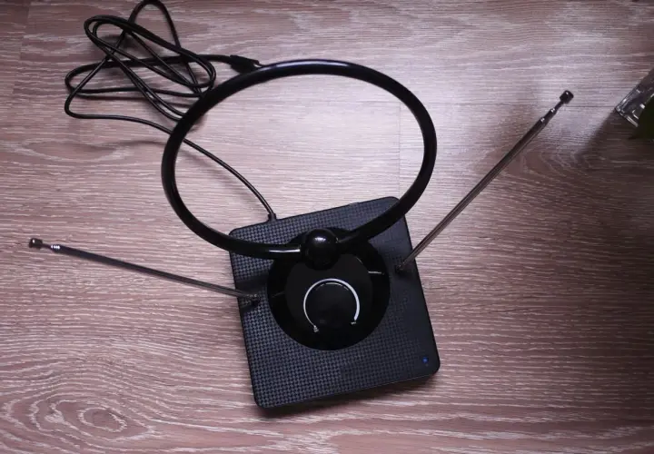 Nowoczesna antena pokojowa z okrągłą pętlą i teleskopowymi wysięgnikami, idealna co zamiast anteny tv.