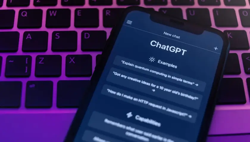 Telefon z aplikacją ChatGPT na klawiaturze. Czyżby awaria ChatGPT uniemożliwiła zadanie pytania o urodziny?