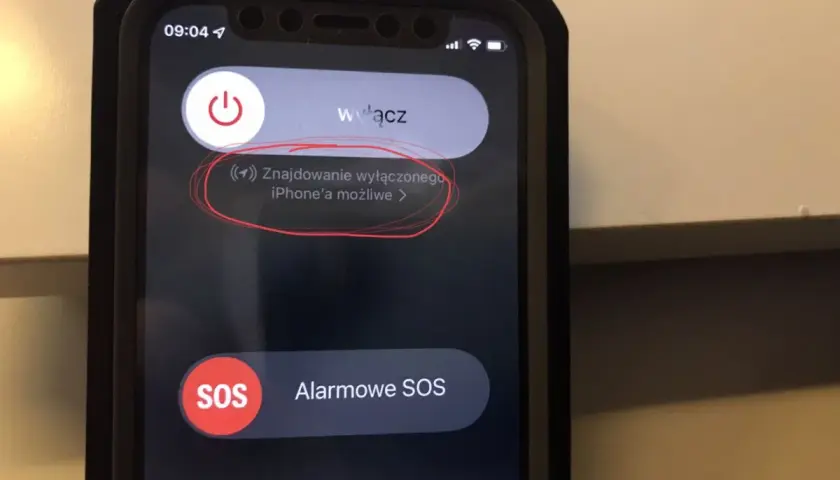 Wyłączony iPhone'a można znaleźć, nawet bez karty SIM. Ekran pokazuje opcje wyłączenia i alarmowe SOS.