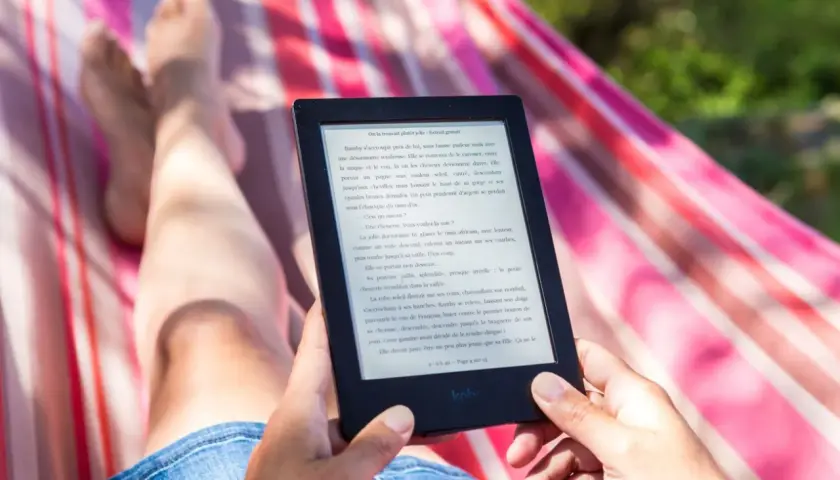 Relaks w hamaku z czytnikiem ebook. Idealny do czytania, gdy szukasz najlepszego czytnik ebook ranking.