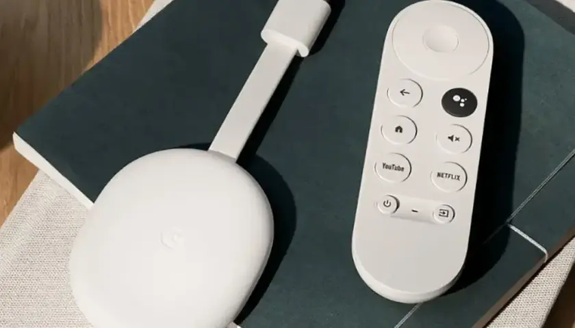 Biały Chromecast z pilotem, gotowy do podłączenia do telewizora. Ułatwia strumieniowanie ulubionych treści.