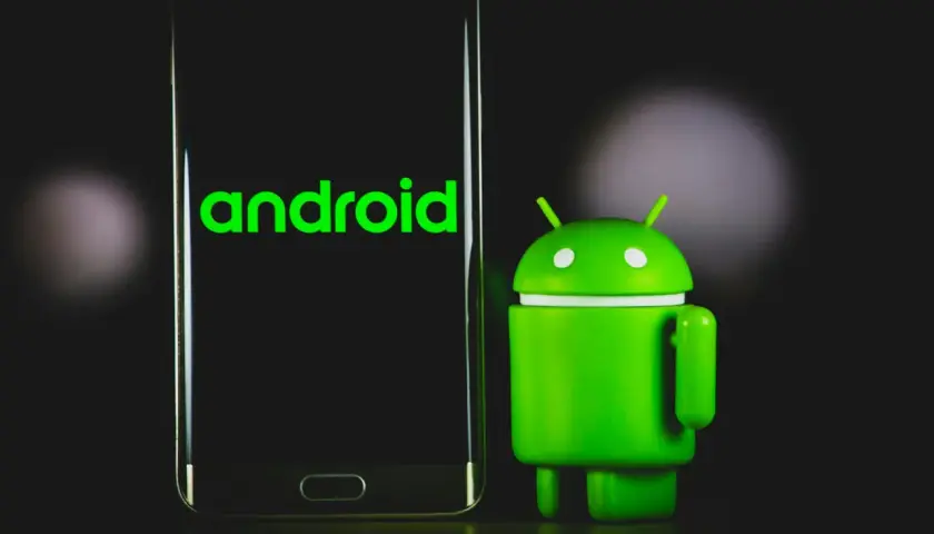 Zielony robot Android obok telefonu z logo systemu. Gotowy do działania w trybie fastboot.