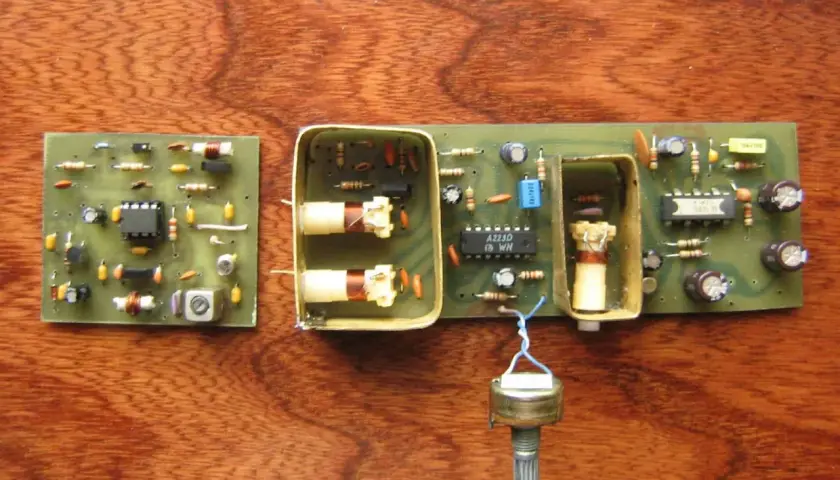 Układ elektroniczny z cewkami i kondensatorami, potencjalnie część projektu jak zrobić antenę radiową FM.