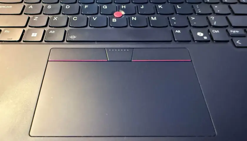 Klawiatura laptopa z touchpadem. Zastanawiasz się, czy da się podłączyć pada do laptopa? Tak, zazwyczaj jest to możliwe przez USB lub Bluetooth.