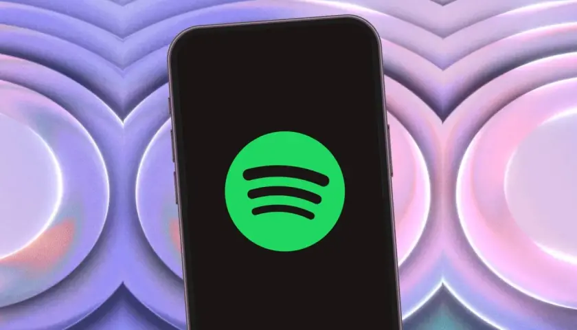 Telefon z logo Spotify, zapowiadający jakość dźwięku spotify hifi. Tło w odcieniach fioletu i różu.