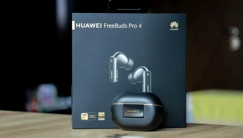 Pudełko słuchawek HUAWEI FreeBuds Pro 4. Dowiedz się, jak podłączyć słuchawki bezprzewodowe do telefonu Huawei.