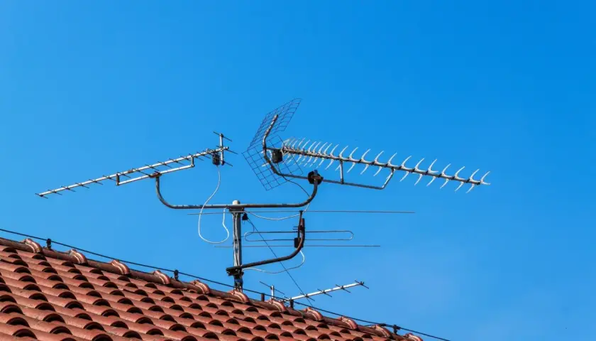 Anteny na dachu. Czy do tv naziemnej potrzebna jest antena? Tak, aby odbierać sygnał.