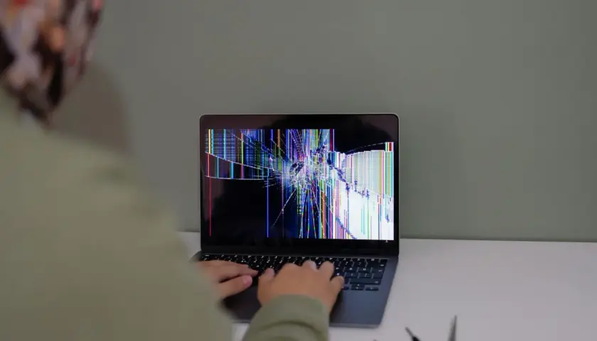 Laptop nie chce się włączyć, ekran pęknięty, kolorowe linie i zakłócenia.