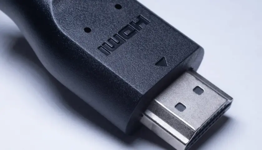 Zbliżenie na wtyczkę HDMI. Czy każdy kabel HDMI obsługuje ARC? Niekoniecznie, sprawdź specyfikację.