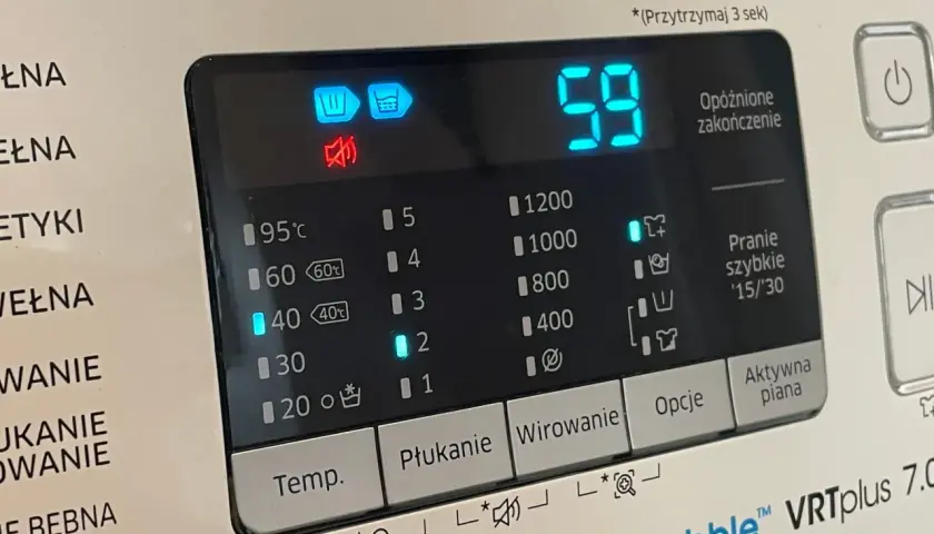 Wyświetlacz pralki Samsung z ikonami: wirowanie, płukanie, wyciszenie. Czas 59 minut.
