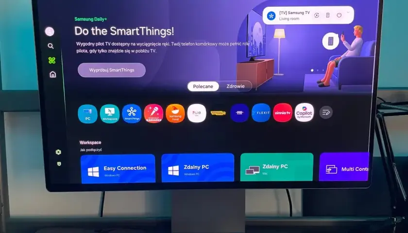 Ekran monitora z interfejsem Tizen, prezentujący aplikacje SmartThings, zdalny dostęp do PC i inne funkcje.