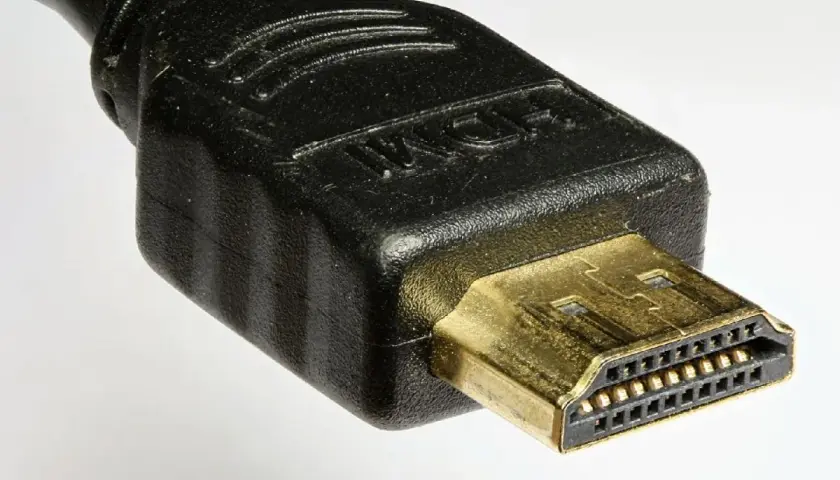 Złocona wtyczka HDMI. Czy każdy kabel HDMI ma ARC? Niekoniecznie, ale ten wygląda na solidny.