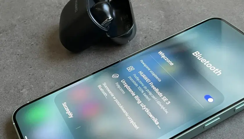 Jak połączyć słuchawki bezprzewodowe Huawei z telefonem? Na ekranie telefonu widać menu Bluetooth z podłączonymi słuchawkami HUAWEI FreeBuds SE 3.
