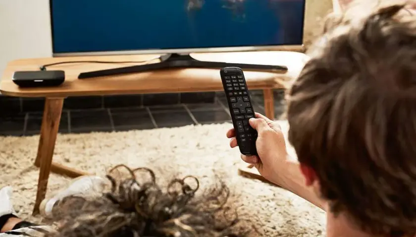 Oglądanie telewizji z pilotem w ręku. Czy multiroom musi być podłączony do internetu, by cieszyć się ulubionymi programami?