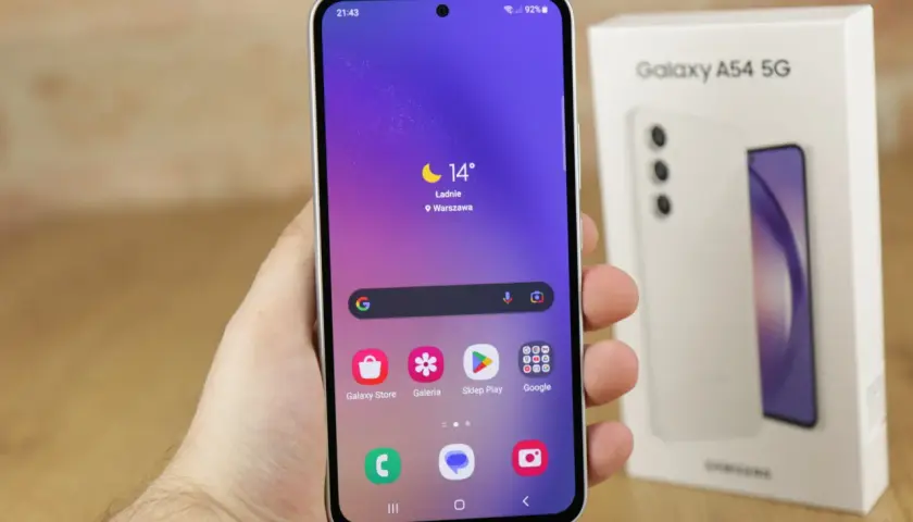 Samsung Galaxy A54 5G w białym opakowaniu. Czy to dobry **jaki telefon do 1500** zł? Sprawdzamy!
