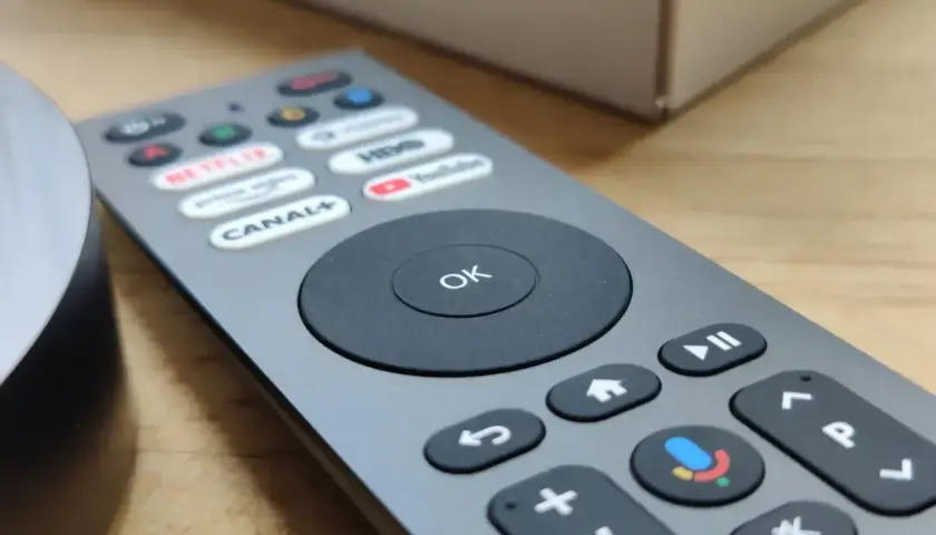 Pilot do telewizora z przyciskami Netflix, Canal+, YouTube. Dowiedz się, jak podłączyć dekoder UPC do telewizora, by cieszyć się ulubionymi kanałami.
