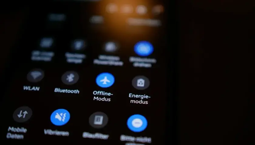 Ikona samolotu symbolizuje tryb samolotowy na ekranie telefonu.