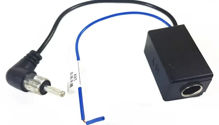 Adapter antenowy do samochodu, który pomoże Ci jak wzmocnić sygnał radiowy.