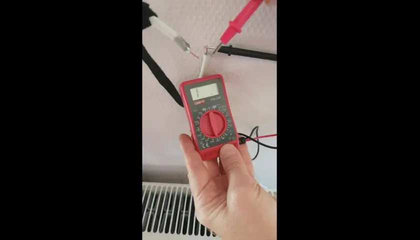 Jak sprawdzić kabel antenowy bez miernika? Multimetr pokazuje "1", co oznacza przerwę.