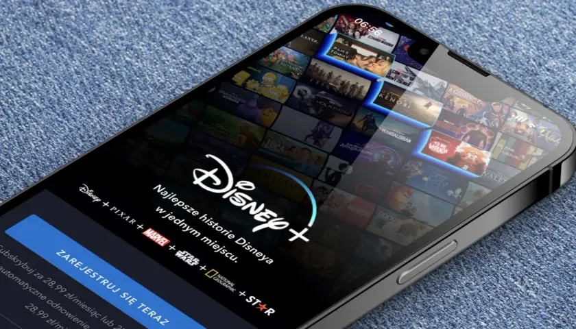 Ekran telefonu z aplikacją Disney+. Zastanawiasz się, jak anulować subskrypcję Disney Plus? Tutaj znajdziesz pomoc.