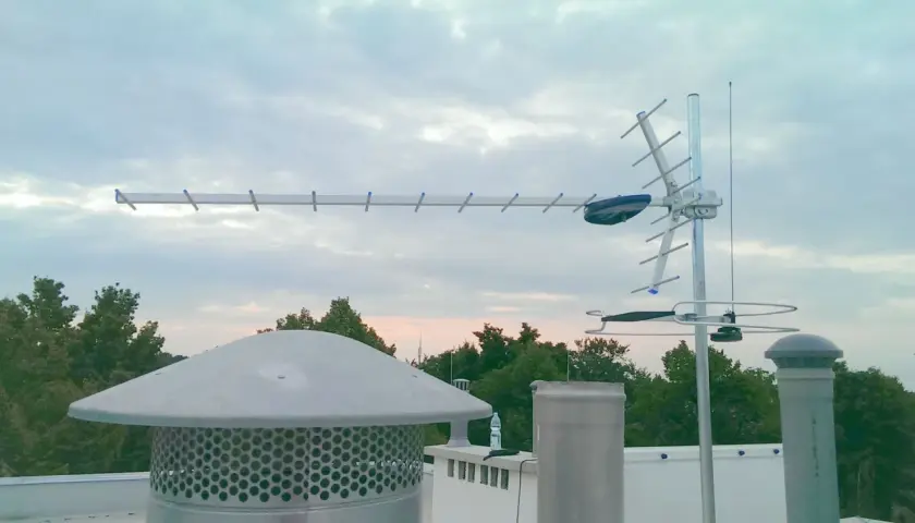 Anteny na dachu, gotowe do odbioru sygnału telewizji naziemnej. Wskazówki, jak znaleźć sygnał, są kluczowe dla dobrego obrazu.