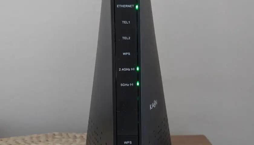 Router KAON z zielonymi diodami. Wskaźniki 2.4GHz i 5GHz pokazują, jak sprawdzić pasmo routera.