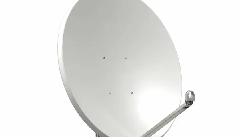 Biała antena satelitarna na maszcie, idealna do wyboru, jaką antenę satelitarną wybrać.