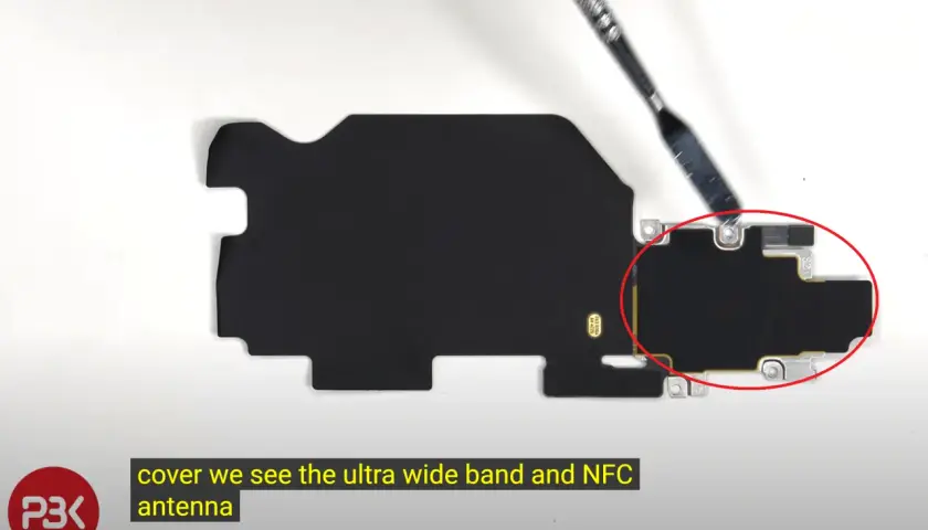 Na zdjęciu widać element telefonu Samsung, gdzie znajduje się antena NFC.