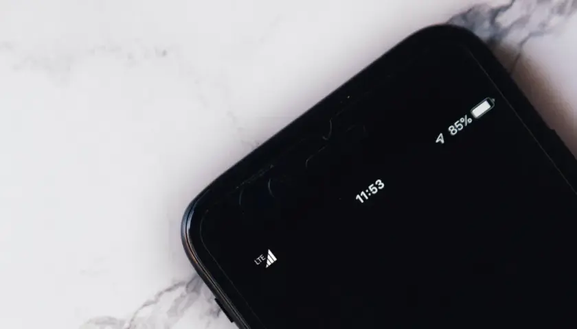 Na ekranie telefonu widać godzinę 11:53, wskaźnik baterii 85% i LTE. To pokazuje, co oznacza edge w telefonie – szybki dostęp do internetu.