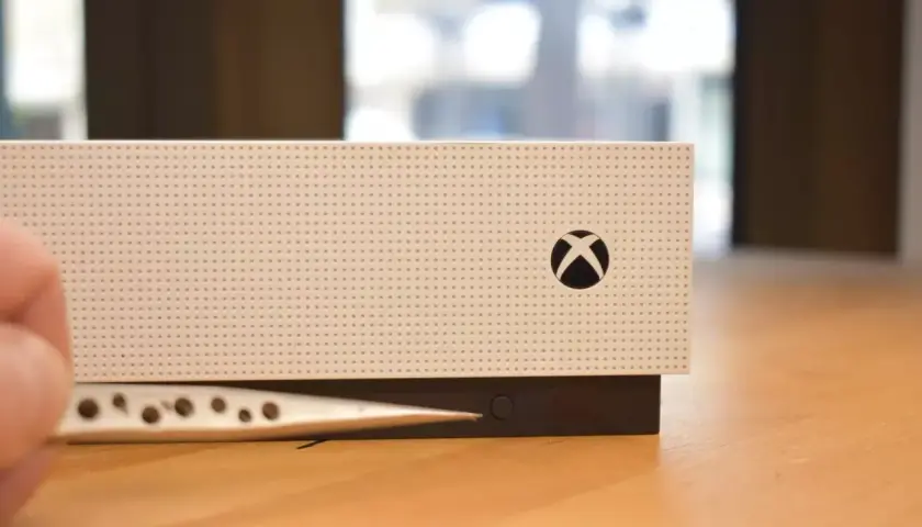 Przycisk parowania na konsoli Xbox Series S. Dowiedz się, jak sparować pada Xbox Series S, by rozpocząć grę.