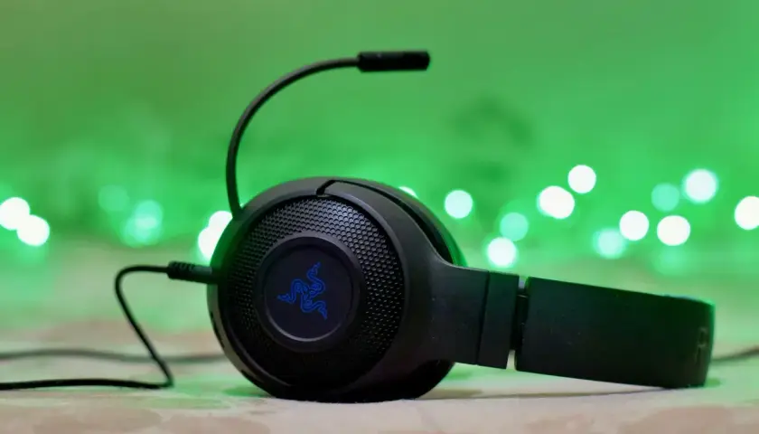 Czarne słuchawki z mikrofonem Razer, idealne do gier. Dowiedz się, jak podłączyć słuchawki z mikrofonem z jednym wejściem.