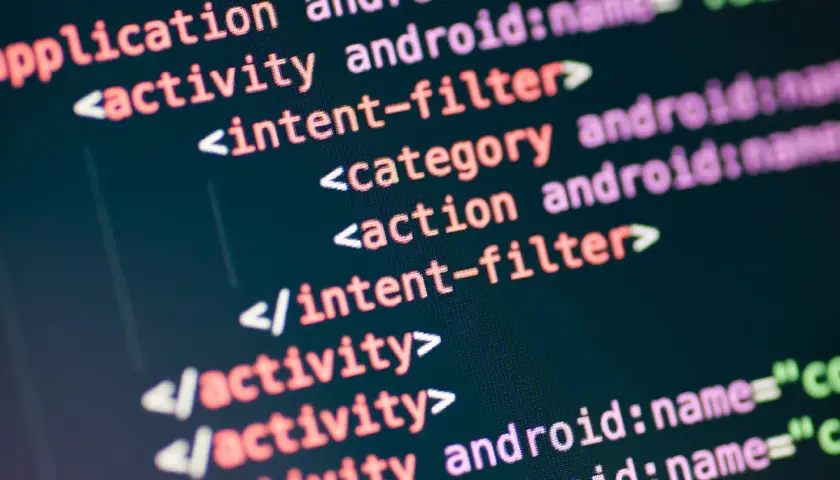 Fragment kodu XML, który może pomóc zrozumieć, jak otworzyć plik XML. Widać tagi <activity>, <intent-filter> i <category>.