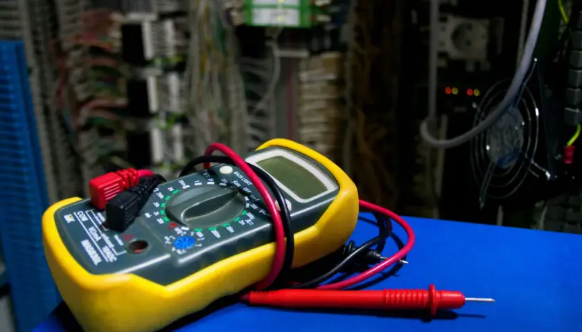 Miernik elektryczny jak podłączyć kable - uniknij błędów i uszkodzeń