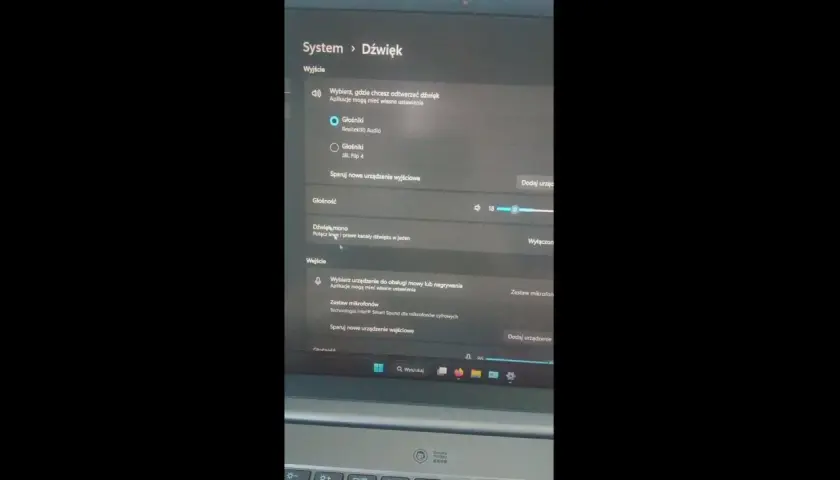 Ustawienia dźwięku Windows pokazują, jak sparować słuchawki JBL z laptopem, wybierając "JBL Flip 4" jako urządzenie wyjściowe.