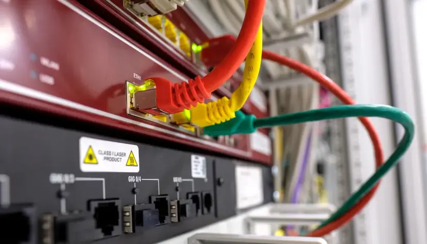 Sieć LAN z kolorowymi kablami. Chcesz wiedzieć, jak sprawdzić, kto jest podłączony do sieci Wi-Fi?