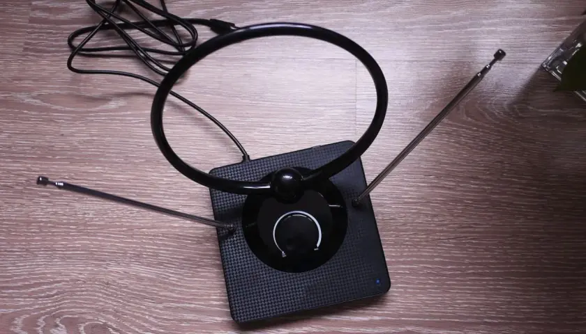 Nowoczesna antena pokojowa z okrągłą pętlą i teleskopowymi wysięgnikami, idealna co zamiast anteny tv.