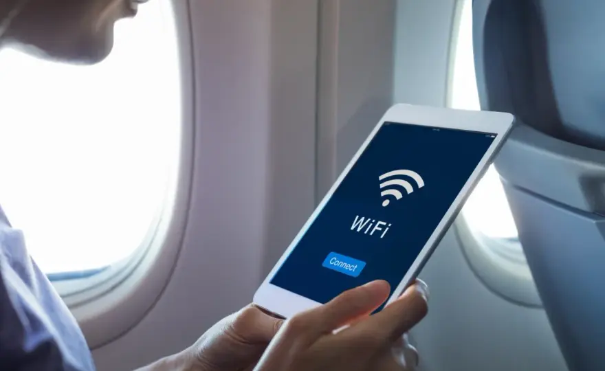 Ryanair WiFi - Czy jest internet w samolocie? Przygotuj się!