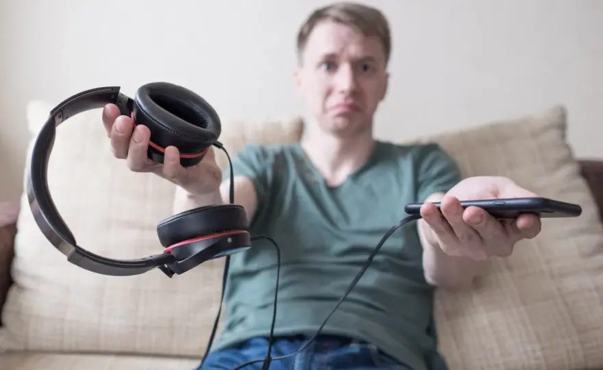 Jak podłączyć słuchawki z mikrofonem do PC? Poradnik.