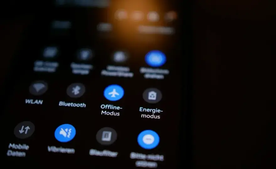 Tryb samolotowy w telefonie - kiedy naprawdę się przydaje?