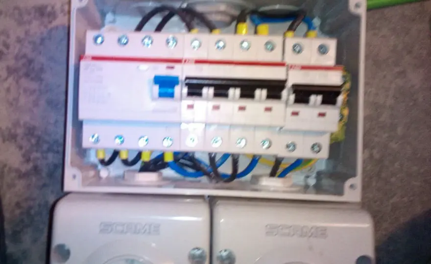 Jak podłączyć kabel 5 żyłowy bez błędów i zagrożeń elektrycznych