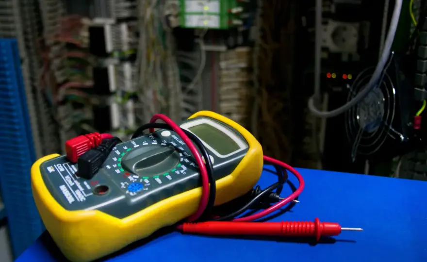 Miernik elektryczny jak podłączyć kable - uniknij błędów i uszkodzeń
