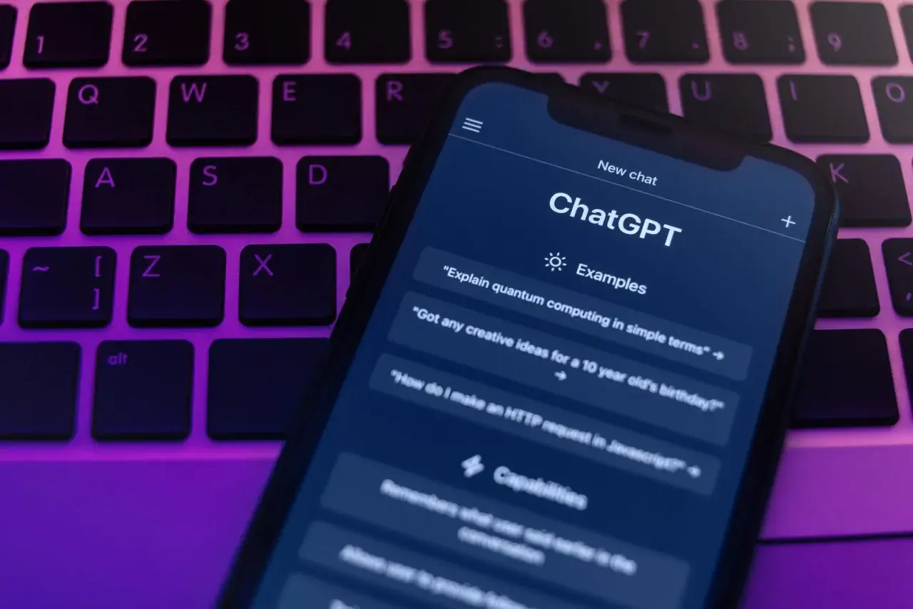 Telefon z aplikacją ChatGPT na klawiaturze. Czyżby awaria ChatGPT uniemożliwiła zadanie pytania o urodziny?