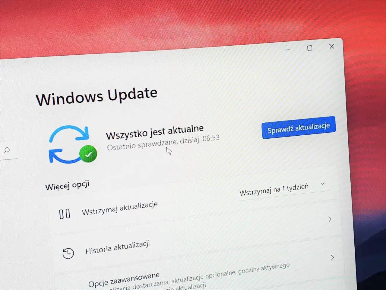 Ekran Windows Update z informacją "Wszystko jest aktualne", ostatnie sprawdzenie dzisiaj o 06:53. System Windows 11 25H2 jest gotowy.