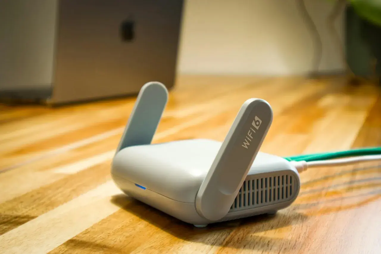 Nowoczesny router Wi-Fi 6 z włączonym UPnP, gotowy do połączenia z siecią.