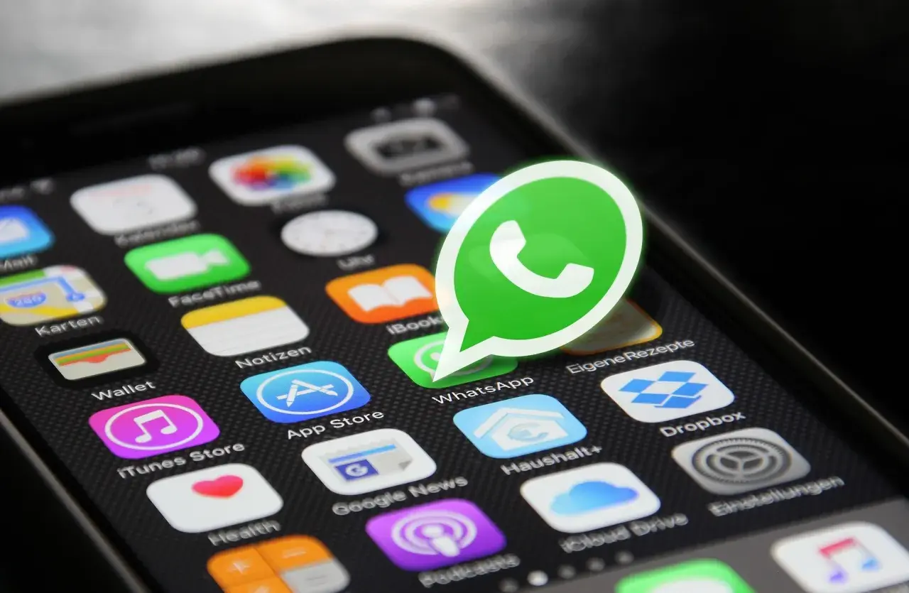 Ikona WhatsApp na ekranie smartfona. Dowiedz się, jak dzwonić przez internet, korzystając z tej popularnej aplikacji.