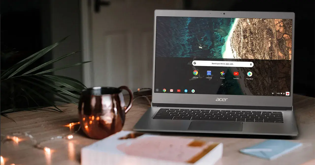 Chromebook co to? Laptop Acer z systemem Chrome OS, idealny do pracy i nauki. Na biurku obok kubek i lampki.