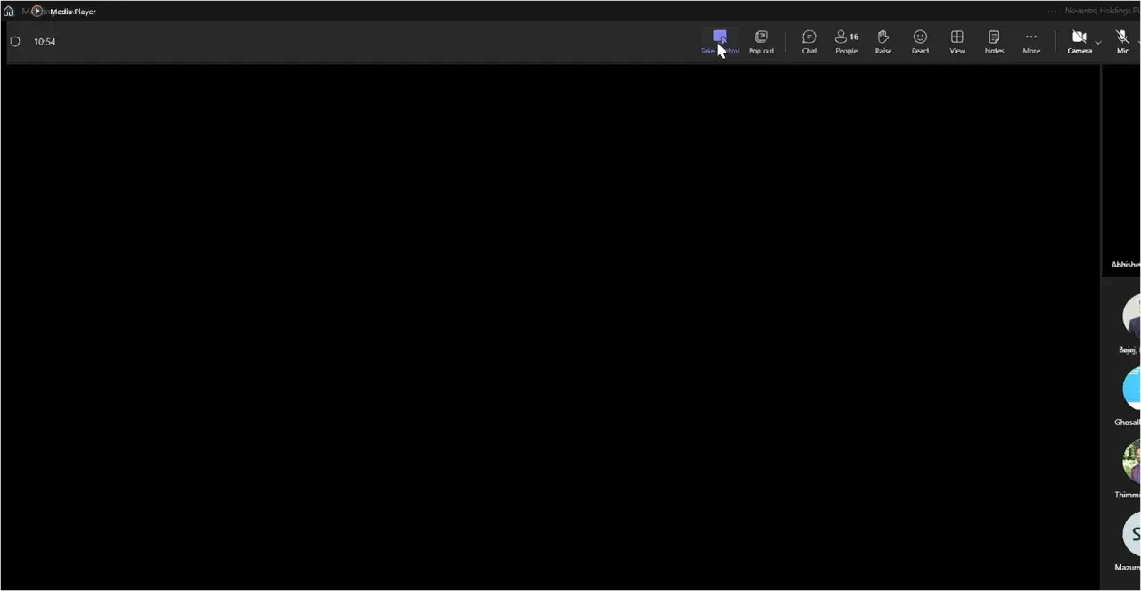 Udostępnianie ekranu w trakcie spotkania. Widoczny pasek narzędzi z opcjami: "Take control", "Pop out", "Chat", "People", "Raise", "React", "View", "Notes", "More", "Camera", "Mic".